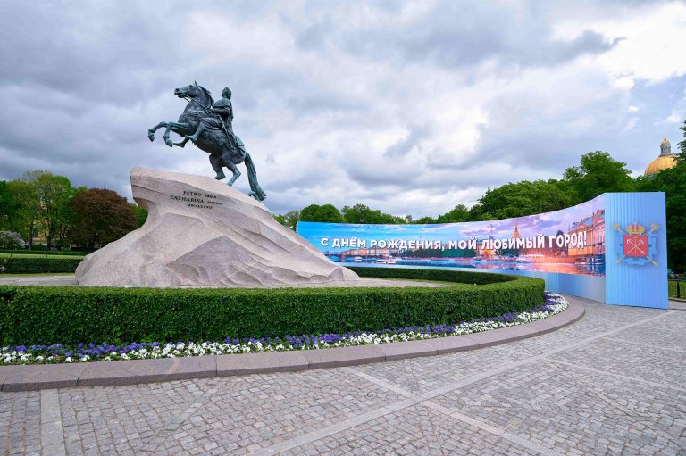 Церемония возложения цветов к Медному Всаднику